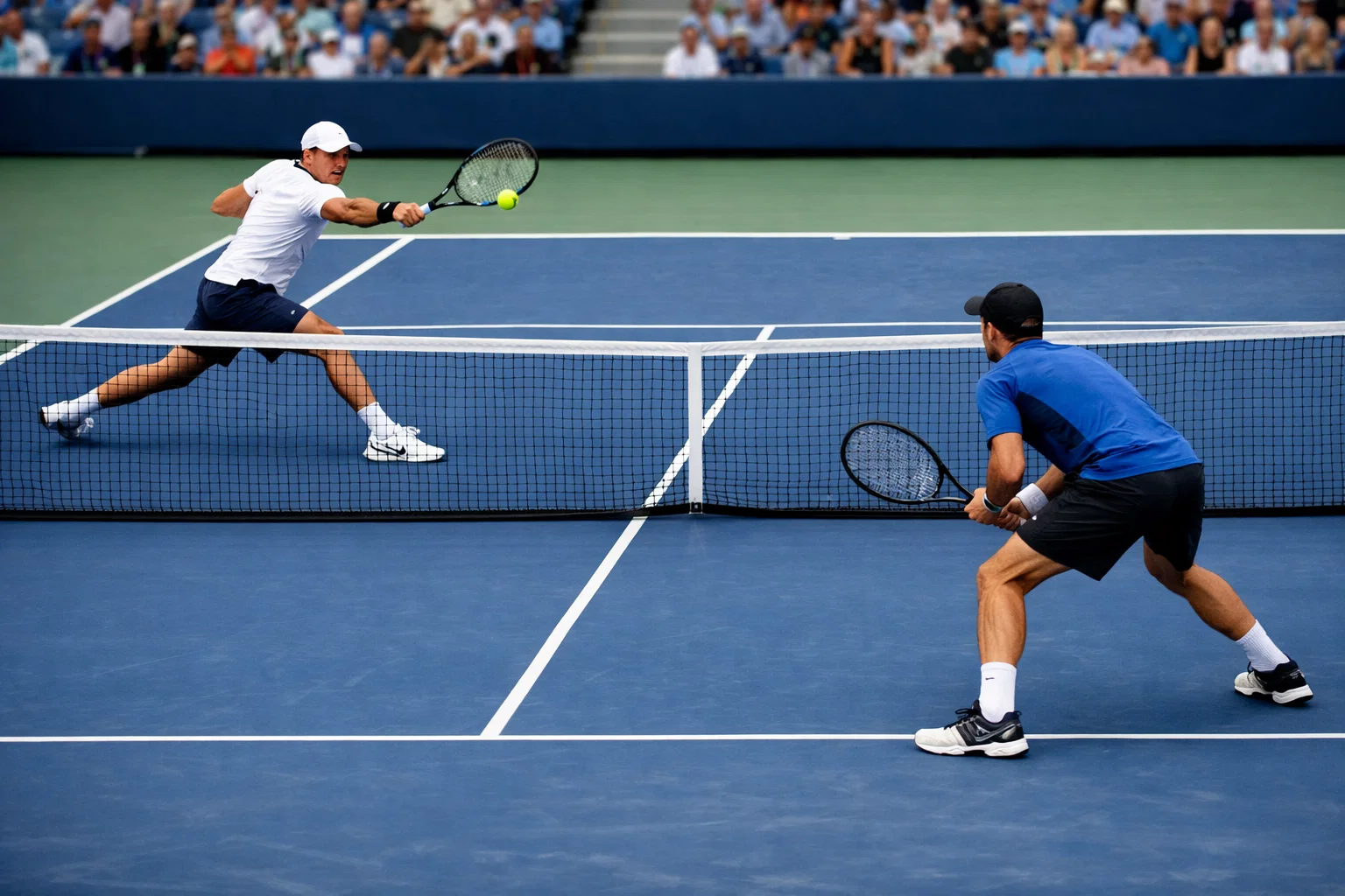 Dos tenistas profesionales en un partido igualado intercambiando golpes