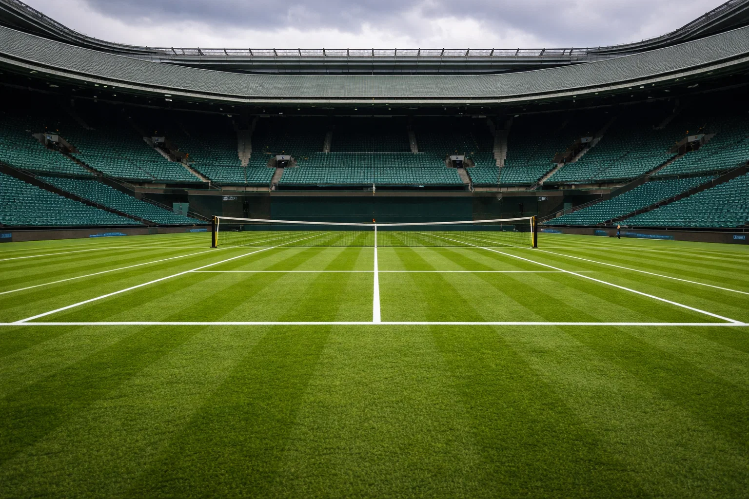 Cancha de césped verde de Wimbledon con líneas blancas perfectamente cortadas
